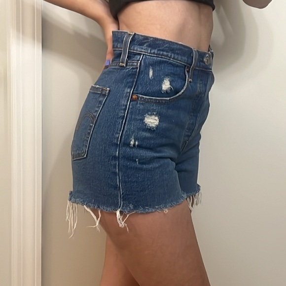 Levi’s Ribcage Shorts - Picture 3 of 3